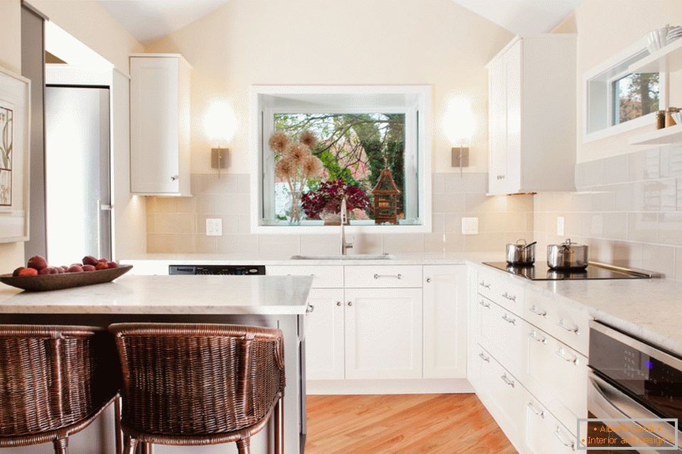 Interior de uma pequena cozinha de luz na cor branca