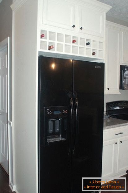 Refrigerador embutido na pequena cozinha