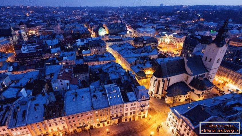 Noite Lviv с ярким освещением