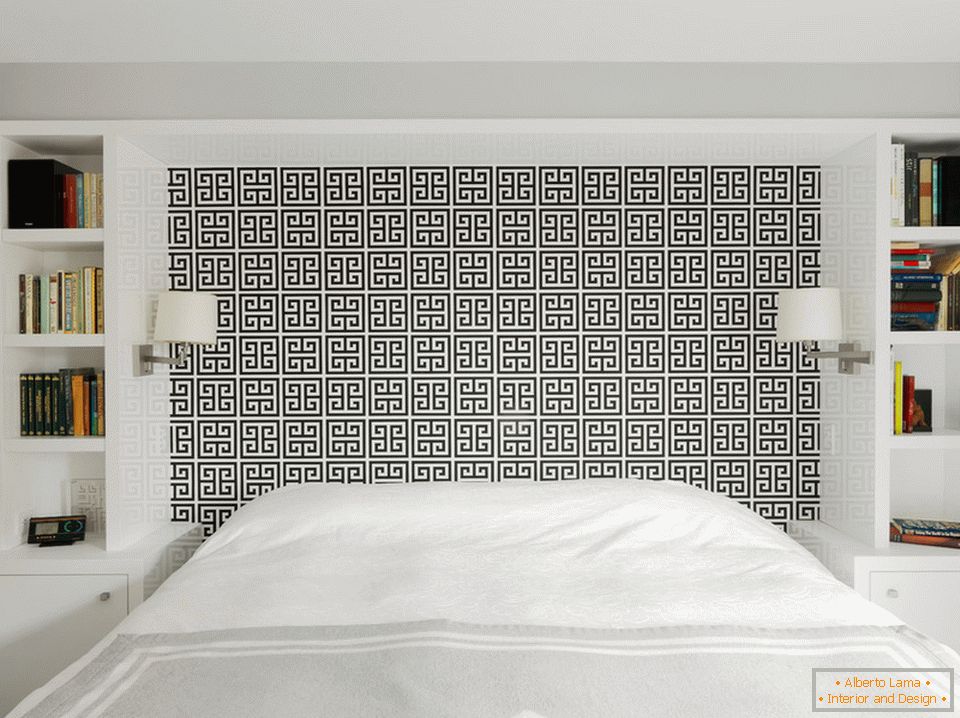 Quarto em branco com um padrão preto na cabeceira da cama