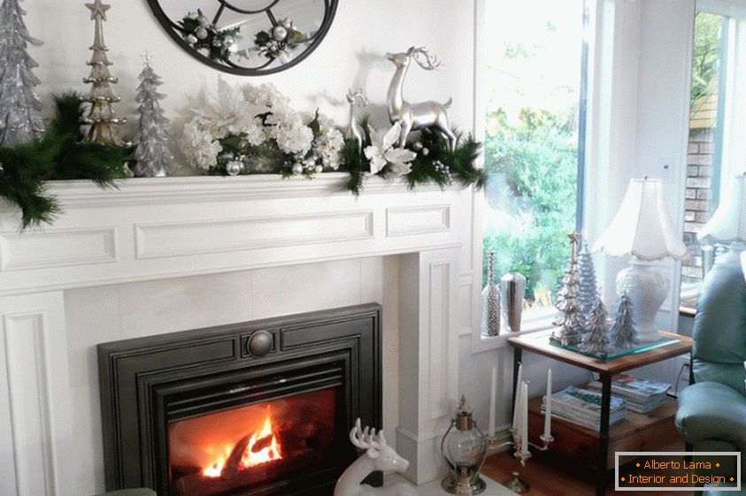 Decoração branca-prateada da sala de estar com lareira para o ano novo