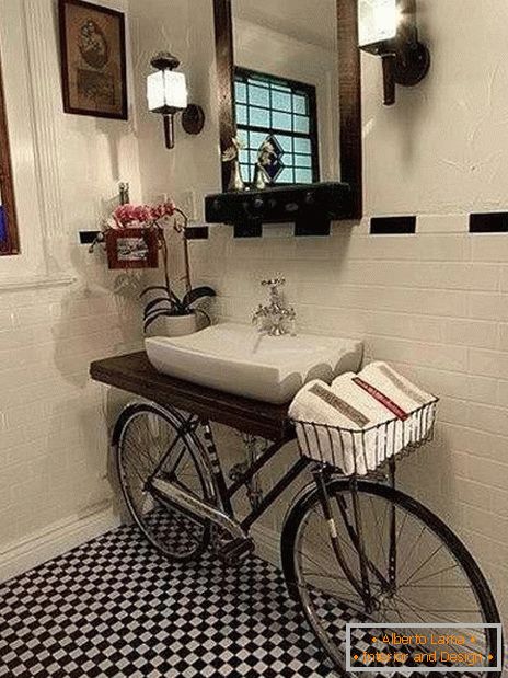 Bicicleta no interior do banheiro