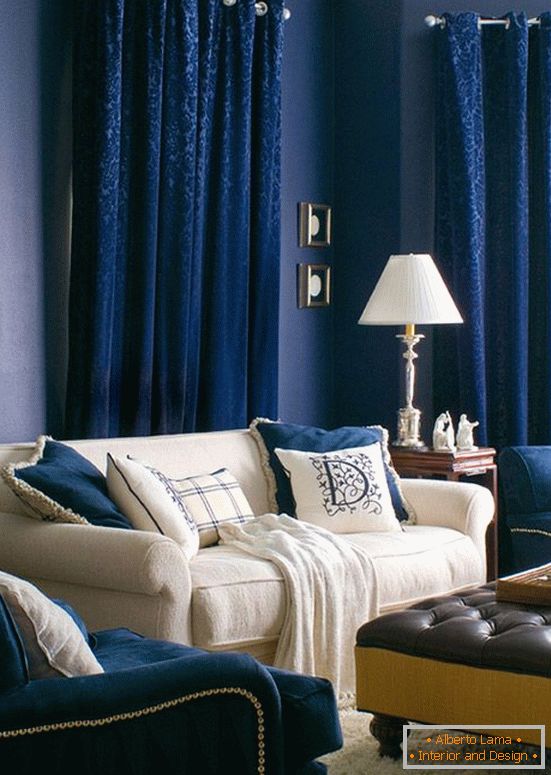 Azul profundo no design da sala de estar