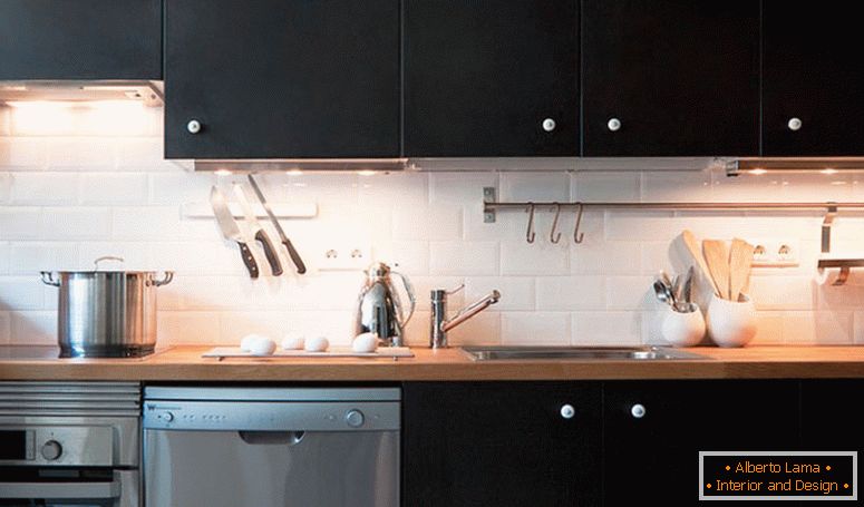 Design de cozinha em cores escuras