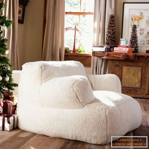 Cadeira macia em forma de um marshmallow branco
