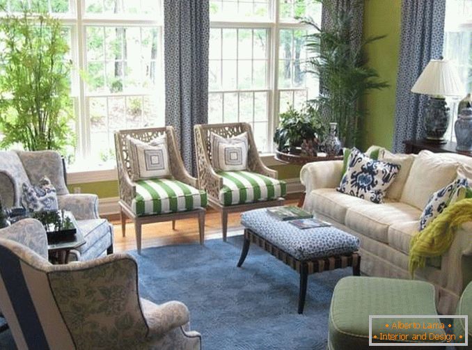 O design da sala de estar em verde e azul