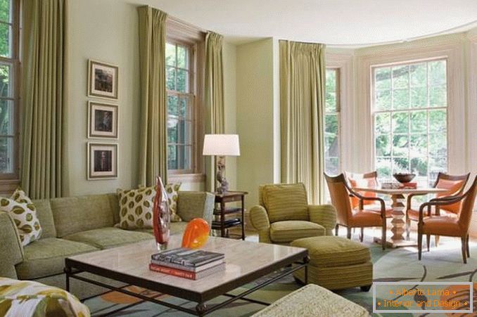 O design elegante da sala de estar com elementos verdes e laranja