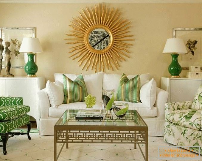 A combinação de cores brilhantes na sala de estar
