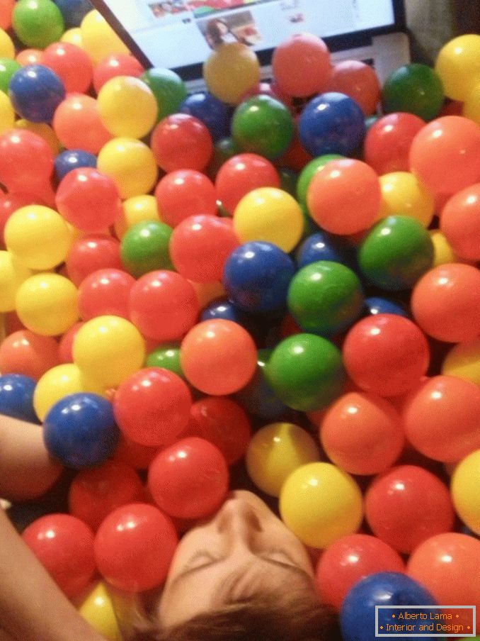 Bolas multicoloridas no quarto