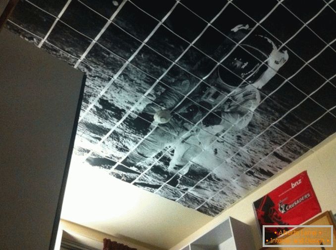 A imagem do cosmonauta no teto
