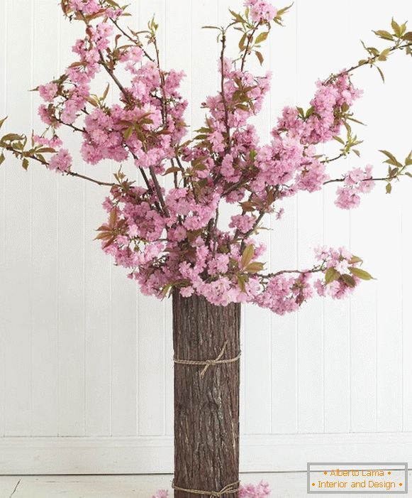 Vaso original com ramos de cerejeira