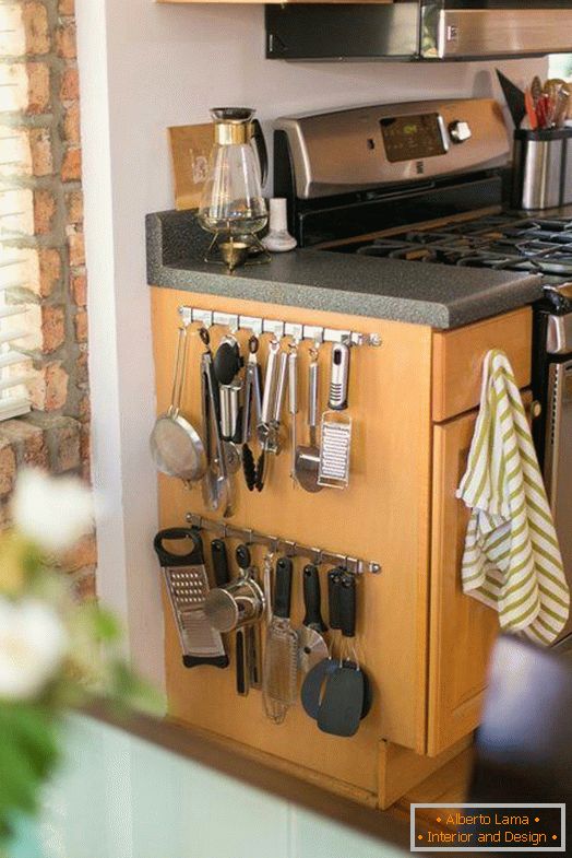 Ganchos para utensílios de cozinha no lado do armário