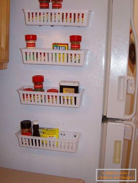 Cestas magnéticas na geladeira