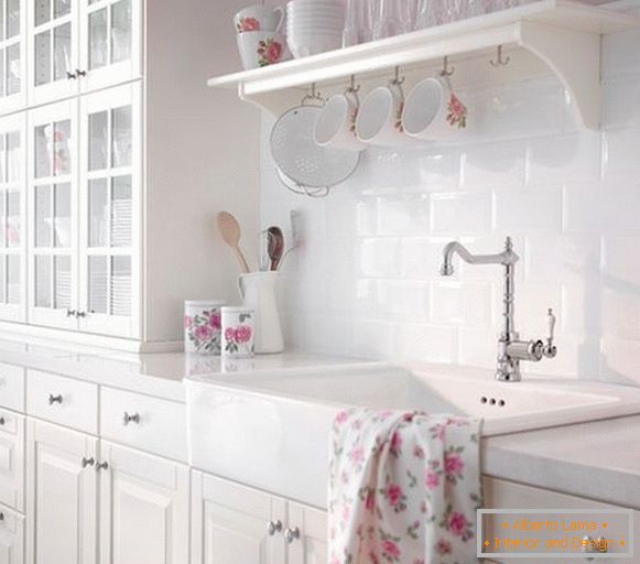 Interior branco-rosa da cozinha no estilo do shebbie-chic