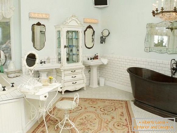 Belo design interior do banheiro no estilo de um cheby-chic