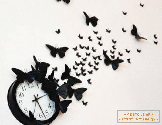 Relógio com borboletas na parede
