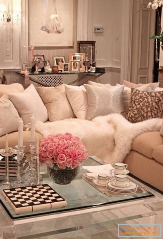 Sala de estar em um estilo glamouroso