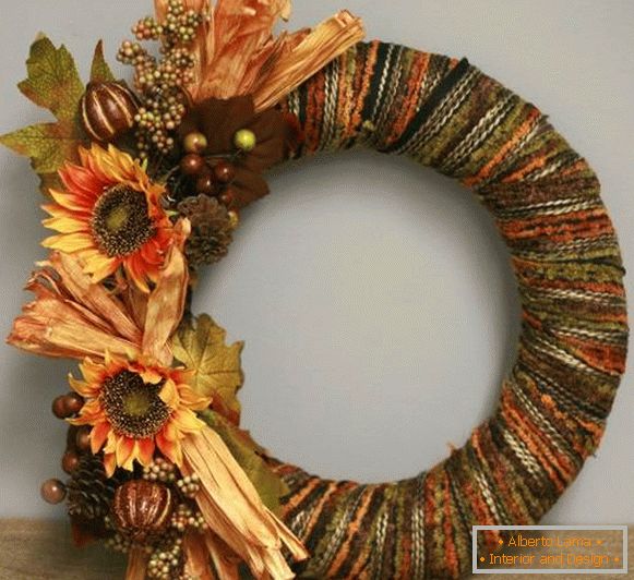 Como fazer uma coroa de outono na porta de fios, papel e outros materiais