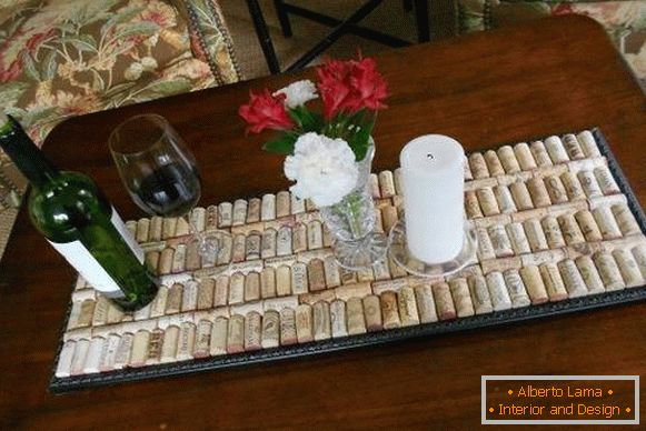Uma toalha de mesa simples de rolhas de vinho