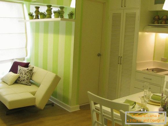 Interior de um pequeno apartamento em tons de verde