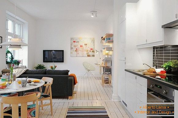 Interior de um pequeno apartamento com elementos que lhe dão conforto e atração