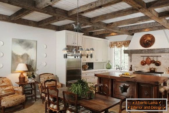 Cozinha ricamente mobiliada em estilo rústico