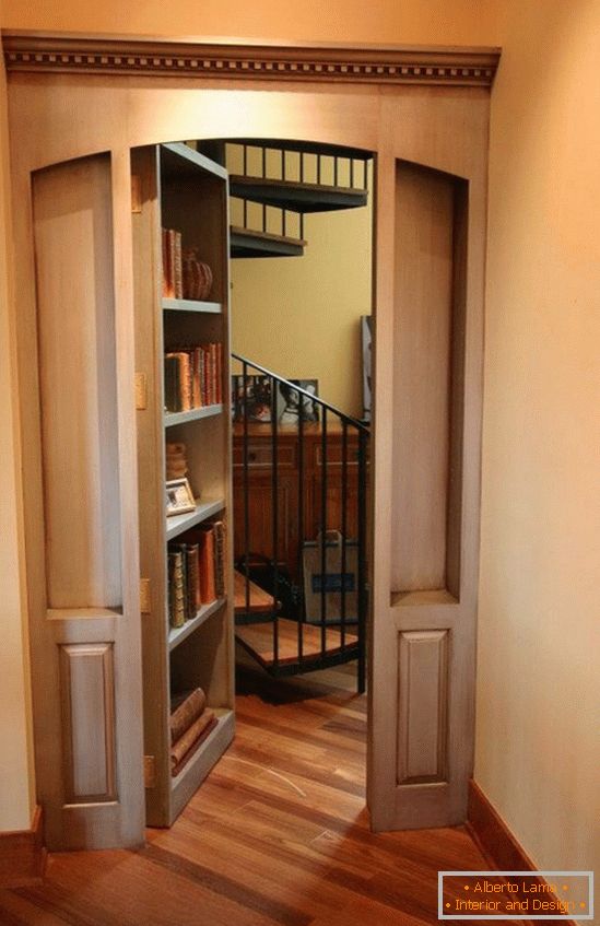 Escadaria atrás da porta escondida