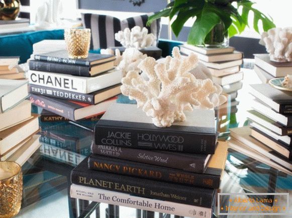 Pilha de livros como uma decoração de mesa