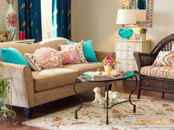 Almofadas do sofá no design interior da sala de estar
