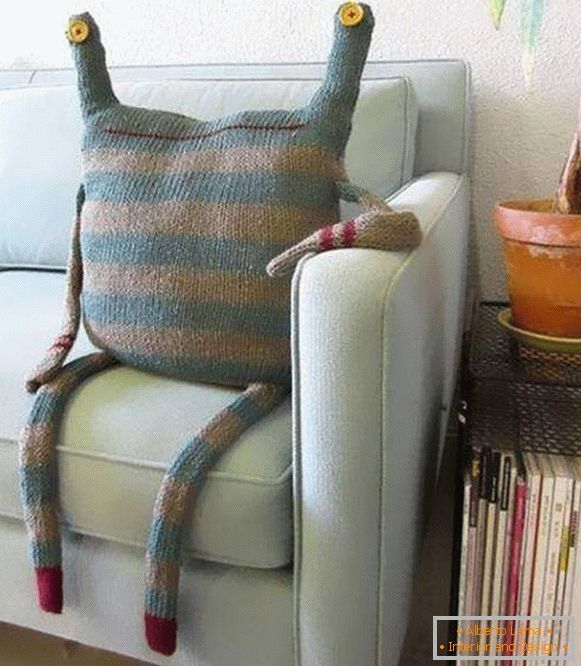 Idéias de como criar travesseiros de malha no sofá com agulhas de tricô