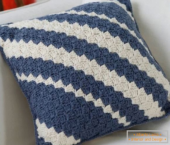 Design elegante e moderno de almofadas para um sofá - foto crochê crochê