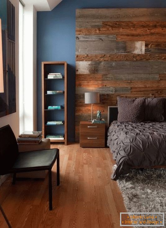 Cabeceira de madeira grande e móveis elegantes no quarto
