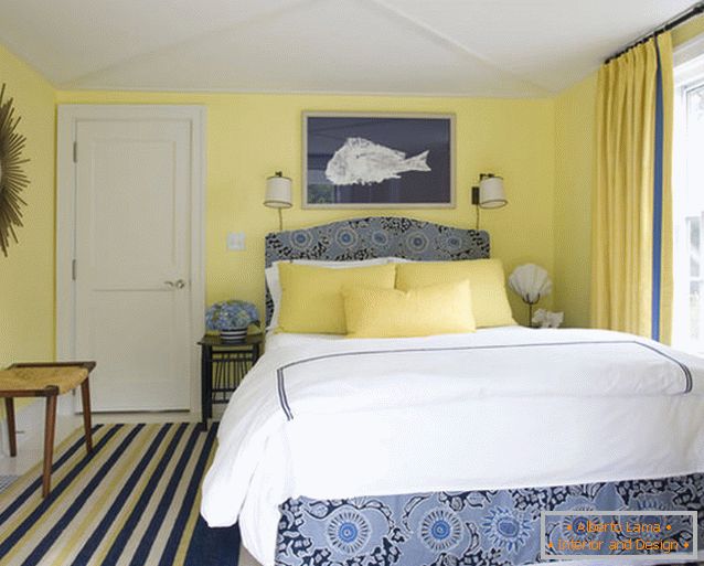 Encantador design de um pequeno quarto em cores azuis e amarelas