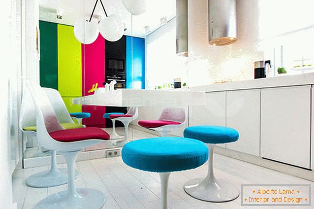 Móveis coloridos variados em uma cozinha branca