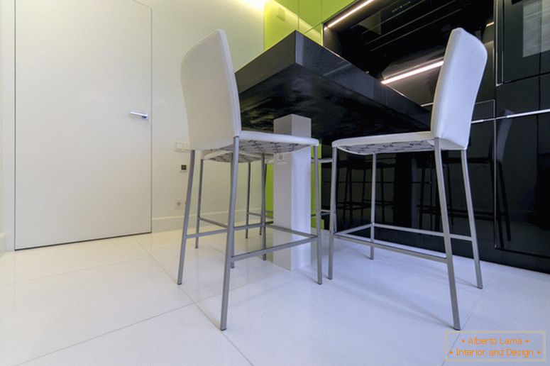 Cadeiras brancas no fundo da cozinha preta e verde