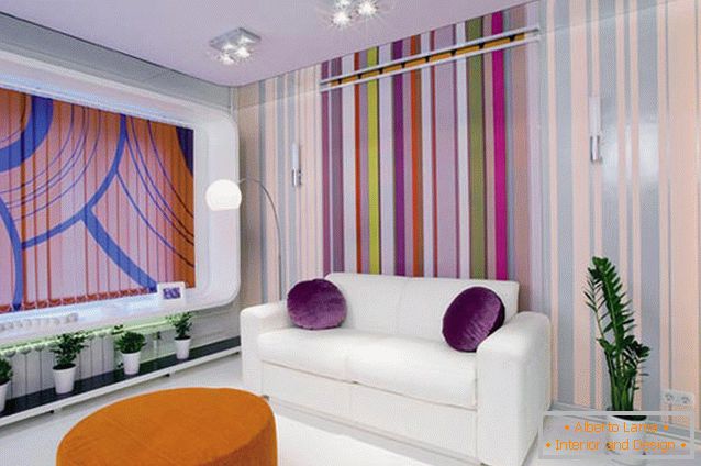 Papel de parede multicolorido em uma pequena sala de estar