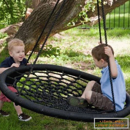 Swing para crianças no jardim