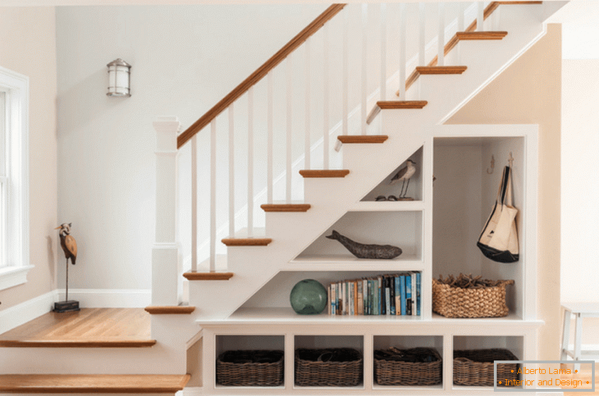 Sob as escadas - хороший вариант для хранения нужных вещей