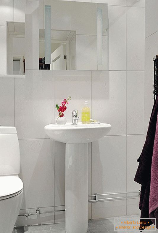 Casa de banho de um pequeno apartamento na Suécia