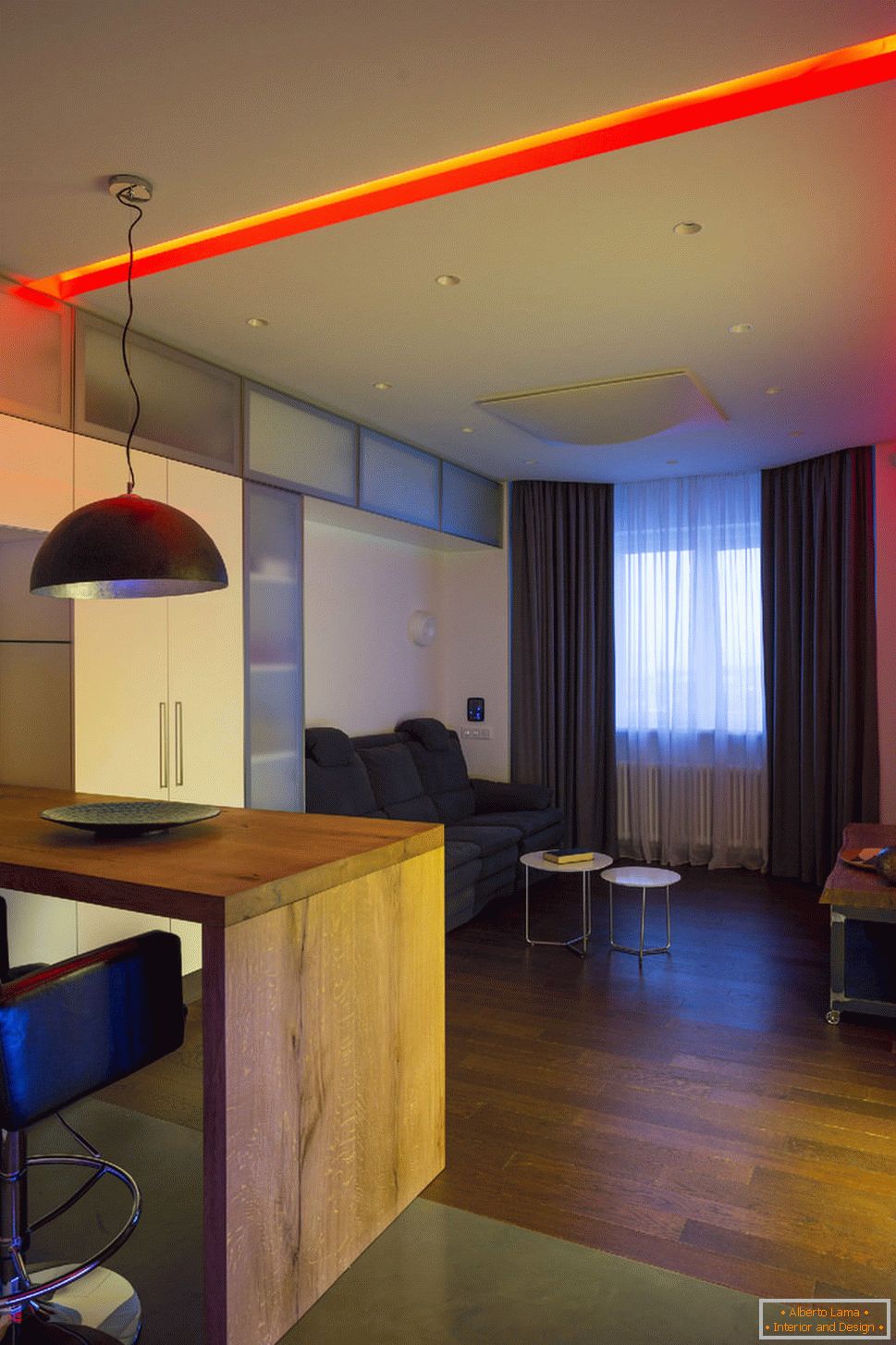 Interior do apartamento com iluminação controlada