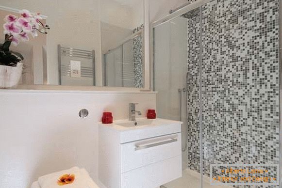 Design de interiores de casa de banho em um pequeno apartamento