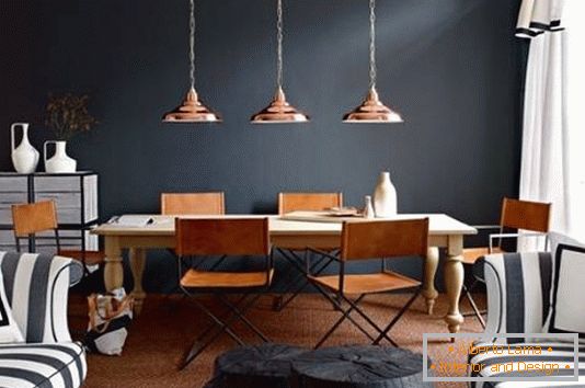Lâmpadas de cobre acima da mesa