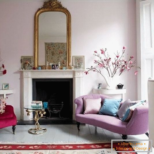 Design romântico da sala de estar em tons de vermelho e roxo