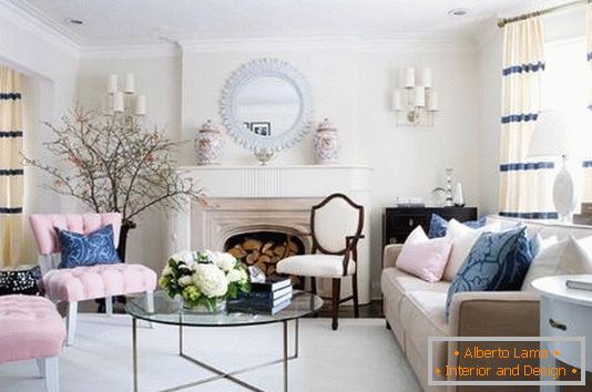 Combinação de rosa e azul no design da sala de estar