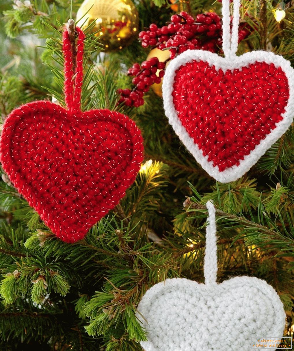 Corações de malha na árvore de Natal