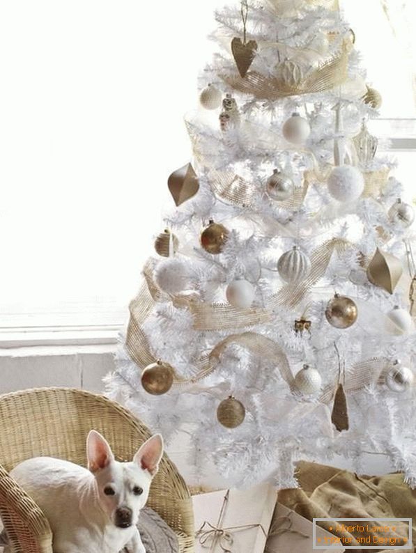 Árvore de Natal branca com bolas de ouro e brancas