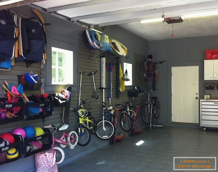 Suportes para bicicletas na parede da garagem