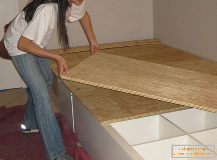Processo de instalação de uma cama de um pódio
