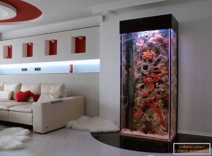 Grande aquário na sala de estar