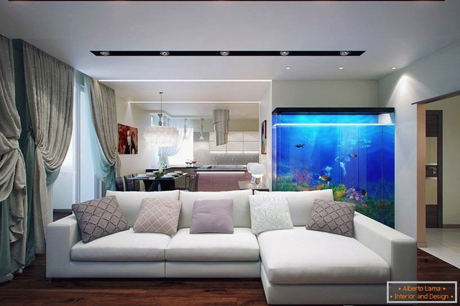 Belo interior da sala de estar com um aquário